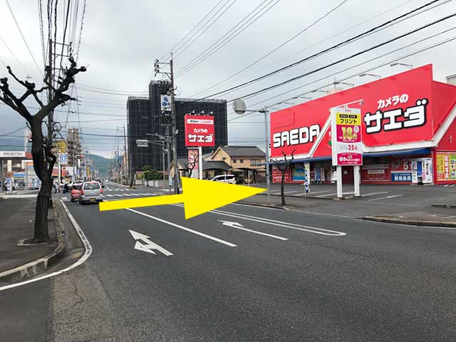 300m程直進していただき、右手にカメラのサエダ福山沖野上店がある交差点を右折